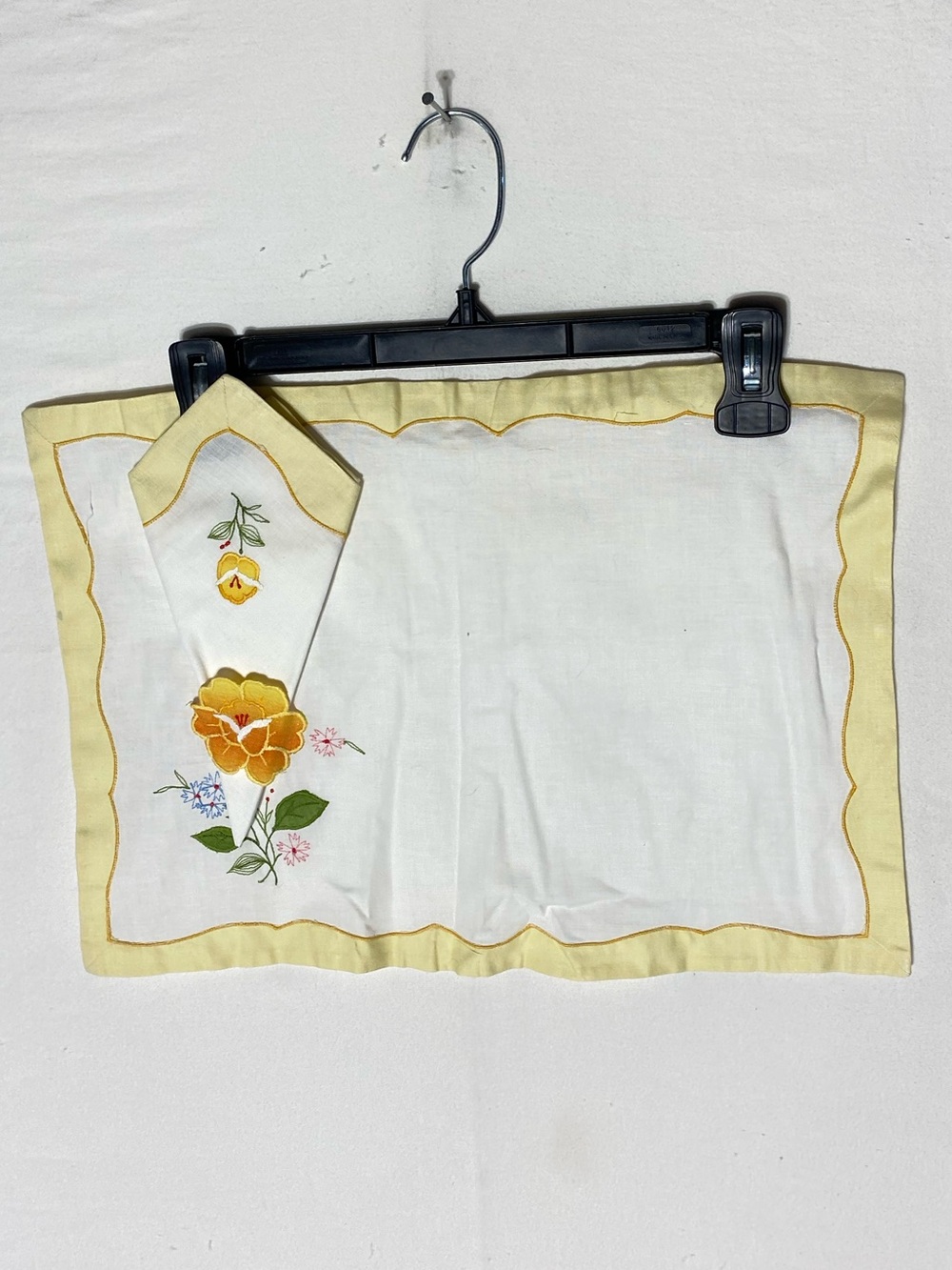 Vintage Embroidered Floral Placemats Napkins Set 4 Yellow Scalloped Edge Linens